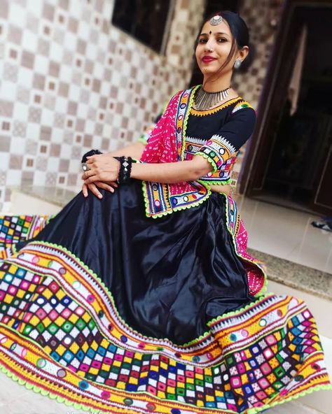 Garba Choli, Desi Look, Garba Dance, Mirror Work Lehenga, Kutch Work Designs, Cotton Blouse Design, Navratri Dress, Blouse Designs Catalogue, Work Lehenga