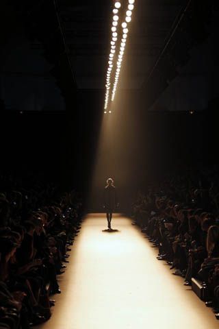 Arrête de penser petit quand tu es plus grand que la vie!! Fashion Show Audience, Catwalk Design, Fashion Show Themes, Fashion Runway Show, Clothing Art, Overhead Lighting, Stage Lighting, Stage Design, Model Life