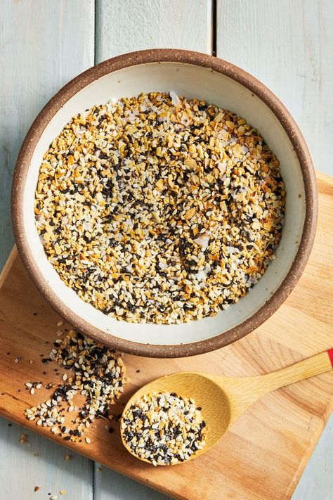 Everything Bagel Seasoning Recipes, Diy Spice Mix, Baked Pita Chips, Everything Bagel Seasoning, Bagel Chips, Seasoned Veggies, Diy Spices, Homemade Crackers, Bagel Seasoning