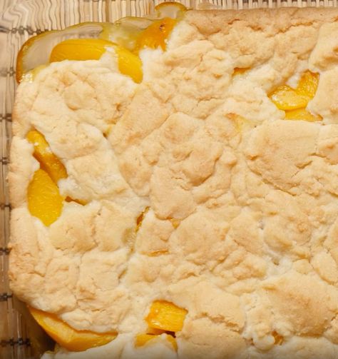 I had no idea you could make this dish with just 2 ingredients Rolled Sugar Cookie Dough, Casserole Kitchen, Homemade Peach Cobbler, Cobbler Recipes Easy, Easy Peach Cobbler Recipe, Cobbler Easy, Peach Dessert Recipes, Peach Cobbler Easy, Dessert Recipies