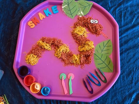 Monkey Puzzle Tuff Tray, Jungle Animals Eyfs, Jungle Tuff Tray Ideas, Dear Zoo Activities Eyfs, Dear Zoo Book, Dear Zoo Activities, Baby Activity Ideas, Tuff Tray Ideas Toddlers, Messy Play Activities