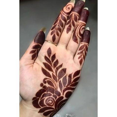 Inside Mehandi Designs Simple, Leaf Mahendi Design, Leaves Mehendi Design, Bold Mehndi Designs Front Hand, Mehendi Designs For Back Hands Unique, Short Mehndi Design Aesthetic, Front Mehndi Designs Simple Unique, Mahadi Design Beautiful, Plam Mehandi Designs Simple