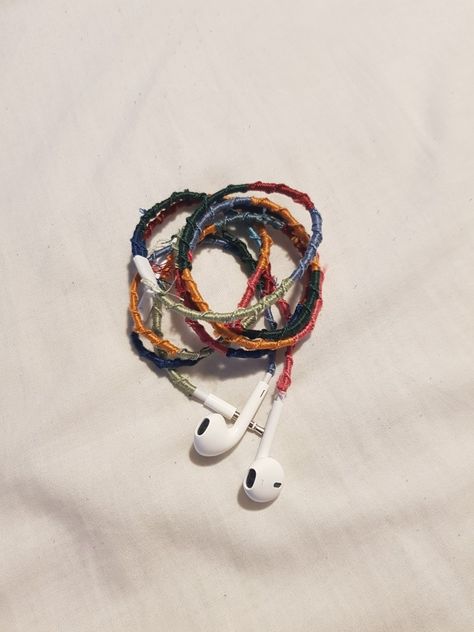 Earbud Wrap Diy Embroidery Thread, Friendship Bracelet Headphones, Headphone Wire Wrap, Wire Earphones Aesthetic, Wired Earphones Outfit, Wire Earbuds Aesthetic, Decorated Wired Earphones, Headphone Wrap Tutorial, Wire Headphones Aesthetic