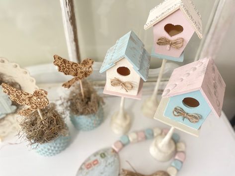 Dollar Tree Birdhouse Diy, Birdhouse Centerpiece Ideas, Dollar Tree Birdhouse Crafts, Dollar Tree Bird House Diy, Dollar Tree Bird House Ideas, Chic Easter Decor, Birdhouses Rustic Shabby Chic, Mini Bird House Painting Ideas, Mini Birdhouse Painting Ideas