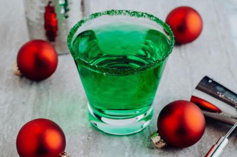 Alcoholic Drinks – BEST Grinch Margarita Recipe – Easy and Simple Christmas On The Rocks Alcohol Drinks Grinch Margarita, Easy Holiday Cocktail Recipes, Easy Holiday Cocktails, Christmas Cocktails Easy, Holiday Drinks Alcohol, Holiday Punch Recipe, Easy Margarita Recipe, Homemade Margaritas, Christmas Drinks Recipes