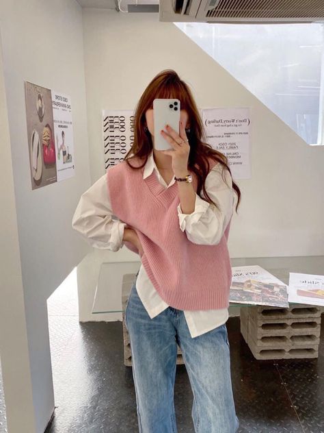 V Knitted Vest Outfit, Business Casual Outfits Pastel, Pastel Outfits Winter, Pastel Fall Outfits, Pink And Beige Outfit, Blue Shirt Black Pants, How To Style Oversized Shirt, Chic Tomboy, Japan Ootd