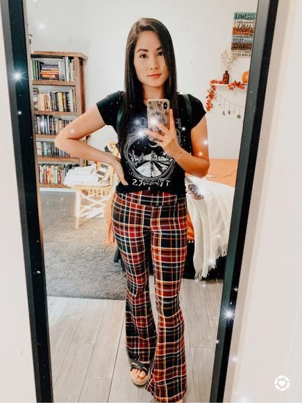 Plaid Flare Pants Outfit, Flare Pants Outfits, Plaid Flare Pants, Plaid Pants Outfit, Grunge Pants, Trouser Outfit, Flare Leggings, Green Pants, So In Love