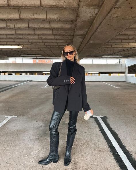 Alexx Coll on Instagram: "All black never fails 🖤" Black Turtleneck Outfits, Black Turtle Neck Outfit Women, Outfit Layering Ideas, Black Turtle Neck Outfit, Turtle Neck Outfit Women, Alexx Coll, Turtleneck Outfit Layering, All Black Outfit Casual, Summer Blazer Outfits