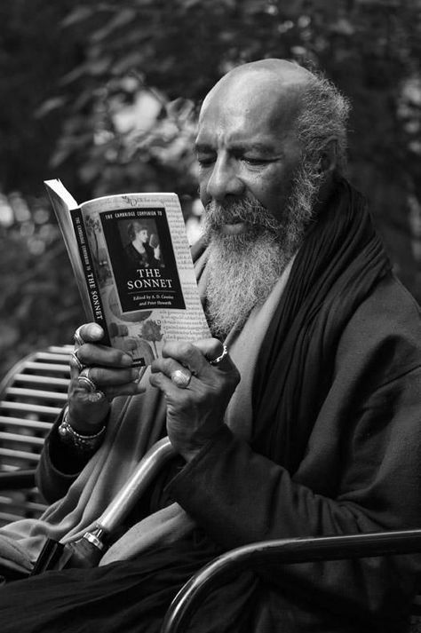 Richie Havens Richie Havens, Man Cafe, People Reading, Dope Music, Book People, Human Poses Reference, Book Reading, Pictures Of People, 인물 사진