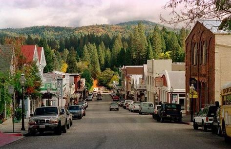 50s Small Town, Retro Town Aesthetic, Midwest Emo, California Gold, Nevada City, Mountain Town, Color Photo, Life Is Strange, Fall Color