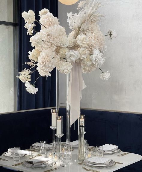 Tall Flower Centerpieces, White Flower Centerpieces, Tropical Wedding Centerpieces, Tall Wedding Centerpieces, Dream Wedding Decorations, All White Wedding, Arch Decoration Wedding, Wedding Floral Centerpieces, Tall Centerpieces