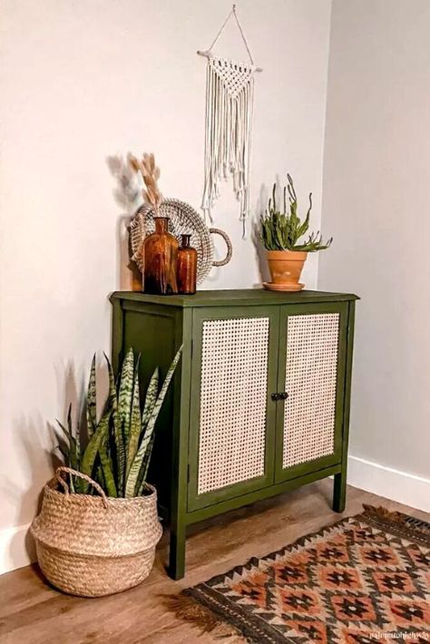 If you love boho decor but are on a budget check out this instagram furniture flip challenge. See how she transformed this thrift store cabinet into a beautiful cane cabinet upcycle on a budget. Diy Cane Cabinet, Cabinet Upcycle, Cane Cabinet, Store Cabinet, Furniture Flip, Hemma Diy, Dekor Diy, Cabinet Makeover, Room Deco