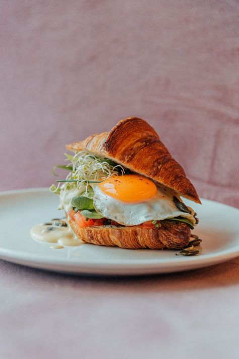 Croissant Benedict, Avocado Croissant, Egg Croissant, Breakfast Croissant, Spinach Avocado, Egg Benefits, Croissant Breakfast, Huevos Fritos, Lobby Lounge