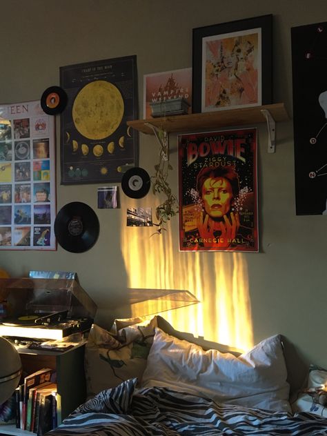 80s Grunge Room Aesthetic, David Bowie Room Decor, David Bowie Room, Grunge Room Aesthetic, Inspiration Poster, Chill Room, Room Stuff, Lifestyle Aesthetic, Grunge Room