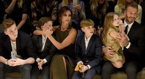 David Beckham Family, The Beckham Family, Kids Stealing, Victoria And David, David And Victoria Beckham, Victoria Beckham Style, Brooklyn Beckham, 밈 유머, Dream Family