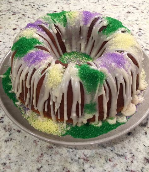 Sprinkle Desserts, Gluten Free King Cake, Kings Cake, Mardi Gras Desserts, Cookie Decorating Techniques, Mardi Gras Cake, Mardi Gras Recipes, Tube Cake Pan, King Cake Recipe