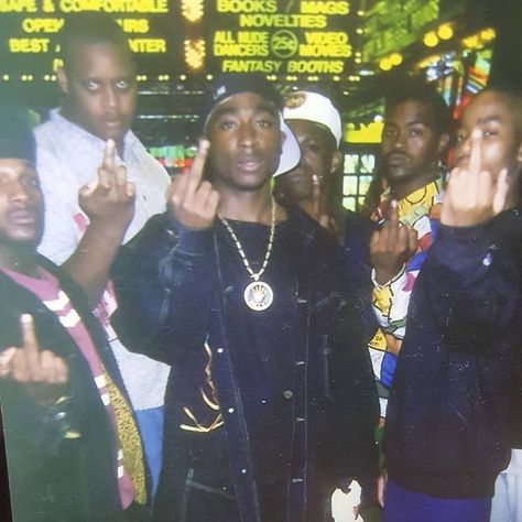 An icon @2pac wearing Karl Kani back in the day!! Back In The Day Aesthetic, Tupac Videos, 2pac Makaveli, Real Y2k, Tupac Photos, 90s Rappers Aesthetic, Tupac Makaveli, 90s Rappers, Tupac Pictures