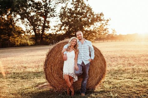 Hay Bale Photoshoot Picture Ideas, Hay Bale Photoshoot, Country Couple Pictures, Country Couples, Outdoor Engagement Photos, Family Photo Pose, Spring Family, Couples Shoot, Hay Bales