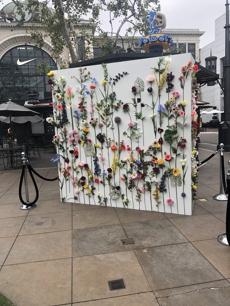 Wildflower Salon Decor, Wild Flower Photo Backdrop, Garden Party Picture Backdrop, Flower Photobooth Ideas, Floral Picture Backdrop, Non Flower Wedding Decor, Wedding Backdrop Design Photo Booths, Wedding Photowall Ideas, Hobby Lobby Arch Backdrop