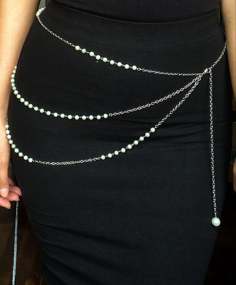 Waist Chain Ideas, Pearl Belt Outfit, Beaded Belt Diy, Waist Accessories, Jewelry Belt, Diy Earrings Easy, Pearl Belt, Preppy Jewelry, Fancy Jewellery Designs