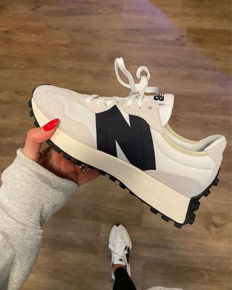 Dream Pairs Shoes, Nb327 Outfit Woman, Trendy Sneakers 2023 Women, Nb 327 Outfit, Nb 327 Women Outfit, Sneaker Fashion Women's Outfits, Low Sneakers Outfit, Women’s Sneakers, New Balance 327 Women Outfit