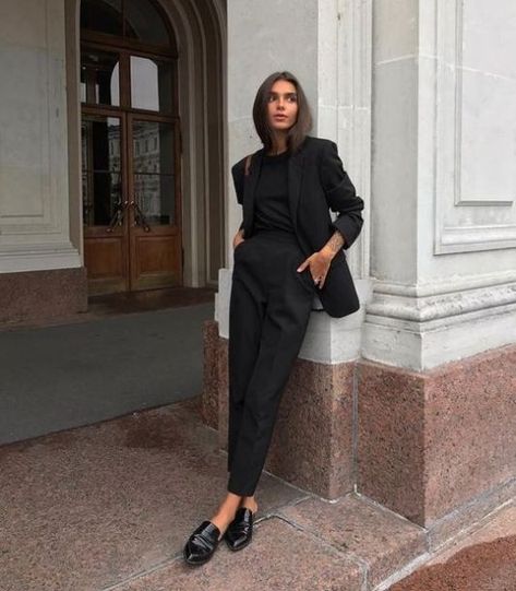 8 Staple Pieces You Need For The Perfect All Black Outfit - Society19 UK All Black Outfits For Women, Minimal Stil, Ținute Business Casual, Work Outfits Frauen, Minimalist Moda, Moda Do Momento, Winter Outfits For Work, All Black Outfit, Work Outfits Women