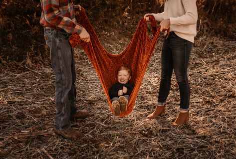 Fall Backyard Family Photos, Creative Fall Family Photoshoot, Early October Family Photos, October Mini Photoshoot, Fall Family Photos With Blanket, Outdoor Fall Photoshoot Family Pictures, Fall Toddler Picture Ideas, Small Family Fall Pictures, Diy Fall Family Photos At Home