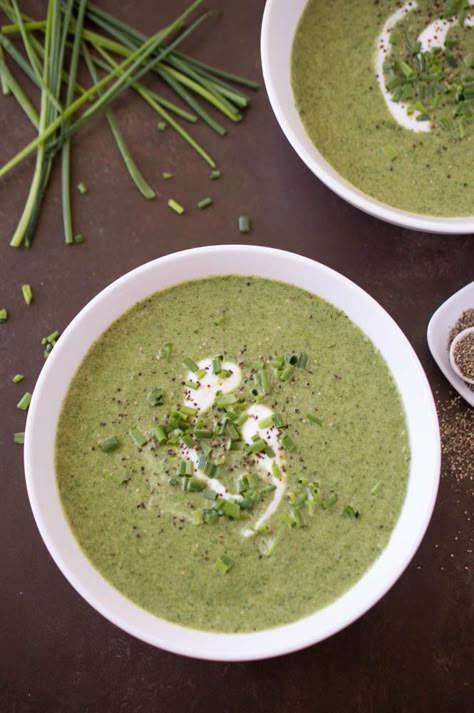 Skinny Creamy Broccoli Spinach Soup. Takes less than 30 minutes to make and only takes one pot! Vitamix recipe Soup With Greek Yogurt, Spinach Soup Healthy, Vitamix Soup, Spinach Soup Recipe, Broccoli Spinach, Creamy Broccoli, Green Soup, Spinach Soup, Healthy Soups