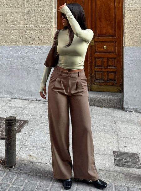 Dress Pants And Crop Top, Relaxed Academia Fashion, Wide Leg Pleated Trousers Outfit, Casual Fall Pants, Business Casual Earth Tones, Streetwear Business Casual Women, Brown Work Pants Outfit, Dress Pants Casual Outfit, Cute Work Outfits Business Casual