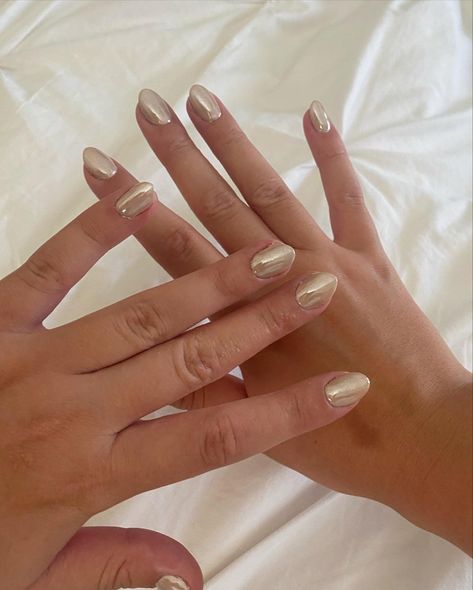 Short beige pearl nails(hailey bieber nails) Beige Pearl Nails, Nails Hailey Bieber, Hailey Bieber Nails, Bieber Nails, Pearl Nails, Hailey Bieber, Nail Inspo, Nails