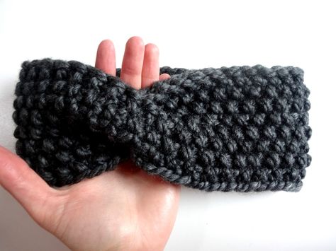 Ein Stirnband mit Twist aus dicker Wolle eignet sich hervorragend als Strick-Projekt für Anfänger. Hier auf Lisibloggt bekommst Du eine kostenlose und sehr einfache Anleitung. Bandeau Au Crochet, Knit Headband Pattern, Short Article, Knitting Blogs, How To Start Knitting, Crochet Diy, Headband Pattern, Twist Headband, Beautiful Knitting