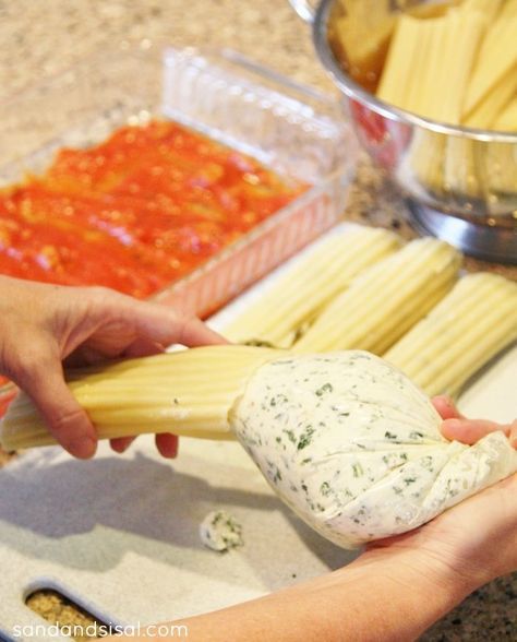 The easy way to stuff manicotti shells. Click through for the delicious printable recipe. Italian Manicotti, Manicotti Recipes, Baked Casseroles, Manicotti Shells, Italian Dinners, Cheese Manicotti, Manicotti Recipe, Stuffed Pasta, Lasagna Rollups