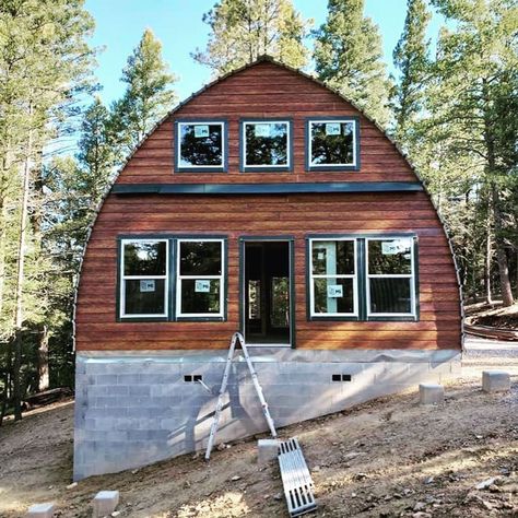 Small Prefab Cabins, Arched Cabins, Unique Cabin, Loft Floor Plans, Quonset Homes, Quonset Hut Homes, Arched Cabin, Cabin Interior Design, Barn House Design