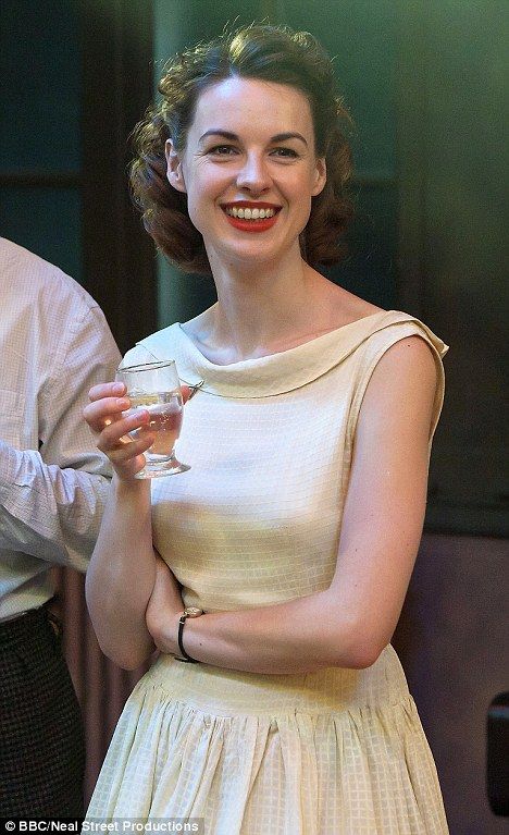 Lovely vintage dress! Jessica Raine 50s Beauty, Jessica Raine, Call The Midwife Seasons, Jenny Lee, Call The Midwife, Costume Drama, Vintage Hair, Retro Hairstyles, Long Red