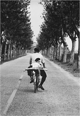 Sweet little boy and son pere on a velo with a baguette Elliott Erwitt Photography, Elliott Erwitt, Steve Mccurry, Martin Parr, Robert Doisneau, Henri Cartier Bresson, Riding A Bike, Black And White Photograph, Photographer Portfolio