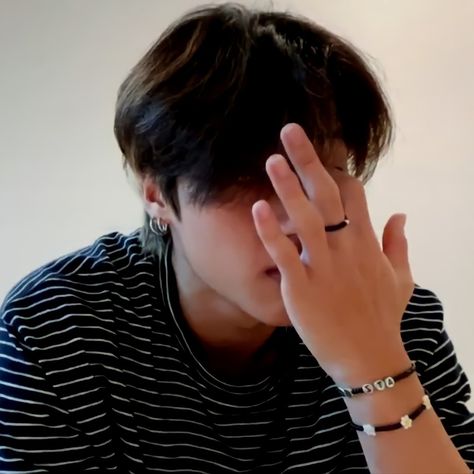 Ateez woo vlive Wooyoung Bracelet, Wooyoung Boyfriend Material, Wooyoung Boyfriend, Kpop Diy, Jewerly Beads, Beaded Necklace Diy, Woo Young, Diy Rings, Beaded Accessories