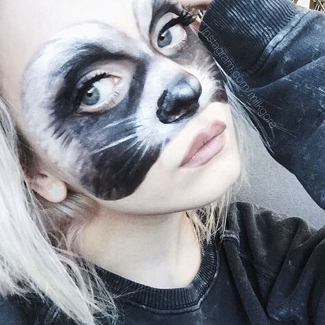 Raccoon filther should be the new hoe filter 🐼 (I'm just gonna pretend that the panda emoji is a raccoon o3o). It's makeup btw c: Diy Racoon Costume, Racoon Costume, Raccoon Makeup, Costume Women Diy, Costumes For Women Diy, Panda Emoji, Skunk Costume, Raccoon Costume, Raccoon Face