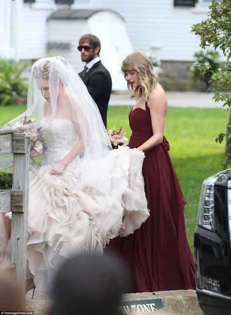 Here comes the bride (with the world's biggest pop star behind her): The top part was lace with a sweetheart neckline and no straps. The bottom had plenty of tulle Abigail Taylor Swift, Taylor Swift And Abigail Anderson, Taylor Swift Abigail, Abigail Anderson, Style Taylor Swift, Taylor Nation, Essense Of Australia, Garden Weddings, Estilo Taylor Swift