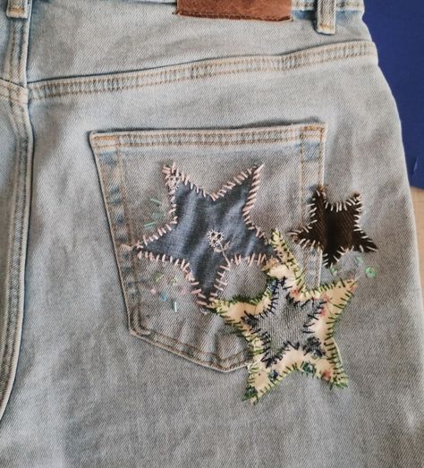 star embroidery and star patches on denim jeans diy Embroidery On Pants Diy, Embroidered Ripped Jeans, Iron On Patches Ideas Clothes Denim, Diy Pants Patches, Patch Work On Jeans, Diy Crafts Clothes, Star On Jeans, Diy Sew On Patches, Sewing Patches On Clothes