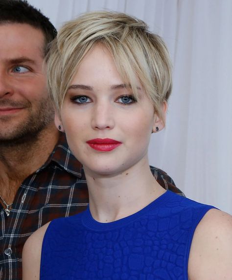 Jennifer Lawrence Pixie, Jennifer Lawrence Short Hair, Growing Out Pixie Cut, Corte Shag, Celeb Makeup, Hair Stages, Jennifer Lawrence Hair, Grown Out Pixie, Growing Out Hair