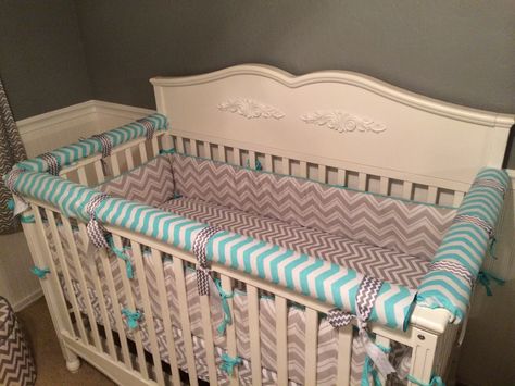 DIY Crib Teething Guard Rail Materials used: pool noodle, zip ties, fabric and ribbon of choice. Voila! Crib Teething Guard, Baby Crib Diy, Baby Crib Bumpers, Bed Rails For Toddlers, Diy Crib, Guard Rail, Crib Rail, Pool Noodle, Do Baby