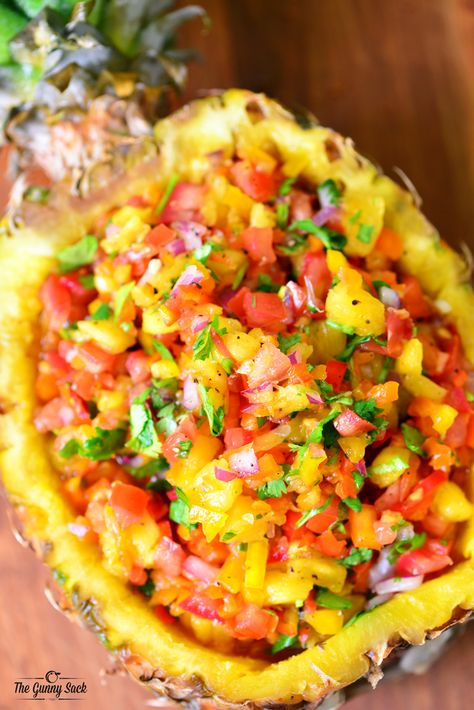 This pineapple salsa recipe has a delicious combination of sweet and spicy. It can be served with grilled chicken or fish or as an appetizer with chips. Tropisk Fest, Pineapple Salsa Recipe, Luau Food, Fest Mad, Pineapple Salsa, Hawaiian Food, Hawaiian Party, Salsa Recipe, Quesadillas