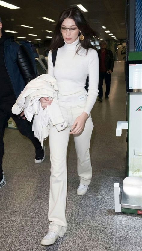 White Airport Outfit, Bella Hadid Casual, White Monochromatic Outfit, Street Reference, Airport Attire, Apres Ski Outfits, Airport Pictures, Airport Fits, Monochromatic Outfit