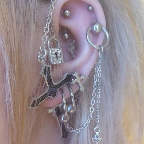 Edgy Boho, Cool Ear Piercings, Pretty Ear Piercings, Grunge Jewelry, Cool Piercings, Cute Piercings, Body Jewelry Piercing, Tumblr Outfits, Jewelry Inspo