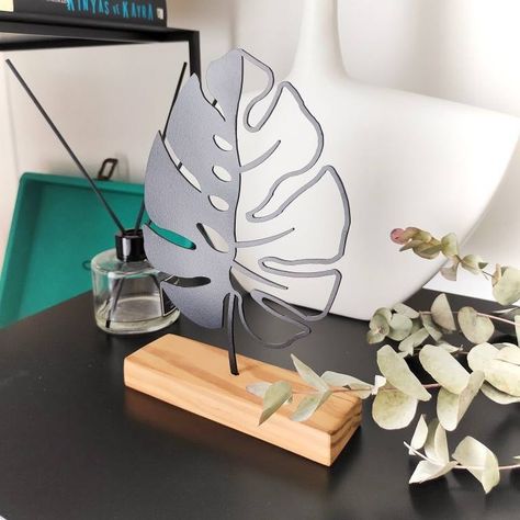 Monstera Shelf, Offices Aesthetic, Leaf Shelf, Boho Monstera, Metal Table Decor, Bookshelf Home, Home Office Shelves, Aesthetic Gifts, Flower Store