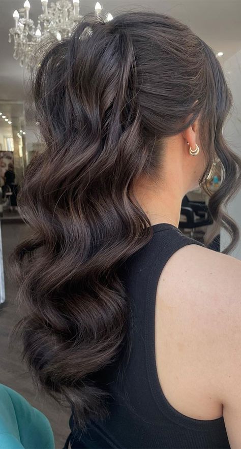 Cute Hairstyles With Curled Hair Half Up, Peinados Para Graduacion Sueltos, Curled Ponytail Hairstyles, Retro Ponytail, Hairstyle Hacks, Loose Curls Hairstyles, Hollywood Curls, Curled Ponytail, Butterfly Haircut