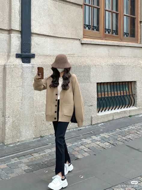 Ulzzang Winter Fashion, Ulzzang Fashion Street Styles, Normcore Aesthetic Outfit, Korean Winter Fashion Outfits, Autumn Outfit Women, Spring Outfits Korea, Spring Outfits Japan, Spring Korea, Tokyo Outfits