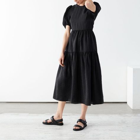 8 Easy Fashion Trends That Go With Birkenstocks | Who What Wear Black Birkenstocks Outfit, How To Wear Birkenstock Sandals, Birkenstocks Outfits, Long Tiered Dress, Birkenstock Outfit, Birkenstock Style, Big Dresses, Easy Fashion, Summer Shoe