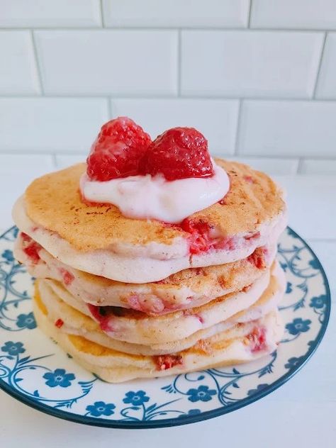 Raspberry Ricotta Pancakes Raspberry Ricotta, Raspberry Whip, Raspberry Pancakes, Veggie Omelet, Citrus Garnish, Amazing Food Recipes, Raspberry Yogurt, Pineapple Fried Rice, Ricotta Pancakes