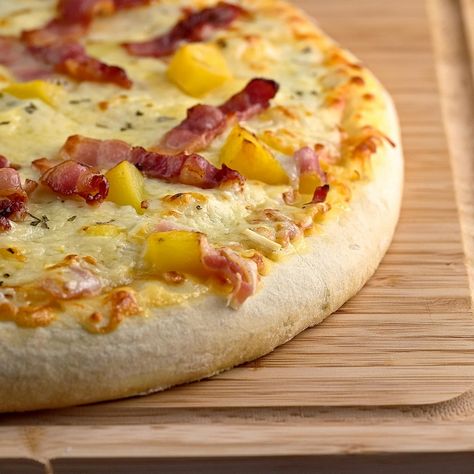 Super Delicious Homemade Bacon Potato Pizza Recipe Potato Pizza Recipe, Homemade Bacon, Potato Pizza, Bacon Pizza, Rice Cake Recipes, Bacon Potato, Pizza Casserole, Leftover Mashed Potatoes, Shrimp Pasta Recipes